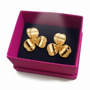 Kutulu Premium Çiçek Detaylı Gold Çelik Küpe Kutulu Premium Çiçek Detaylı Gold Çelik Küpe