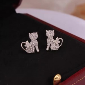 Gümüş Kaplama Kedi ve Kelebek Figürlü Zirkon Taşlı Çelik Kadın Küpe