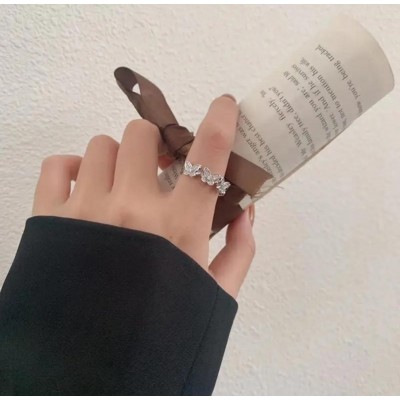 Ayarlanabilir Taşlı Kelebek Yüzük, Şıklık ve Zarafet Bir Arada 