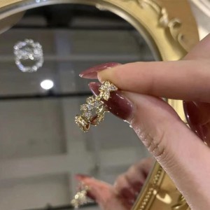 Ayarlanabilir Taşlı Kelebek Yüzük, Şıklık ve Zarafet Bir Arada Ayarlanabilir Taşlı Kelebek Yüzük, Şıklık ve Zarafet Bir Arada