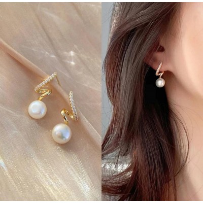 Göz Alıcı İnci ve Yaprak Tasarımı Anti-Alerjik Çelik Küpe