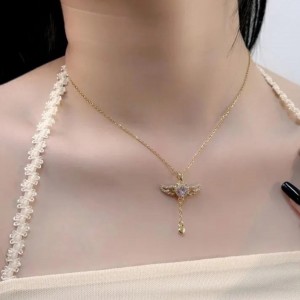 Kalp Detaylı Melek Kanadı Tasarım Beyaz Zirkon Taşlı Kararmaz Altın Kaplama Kolye