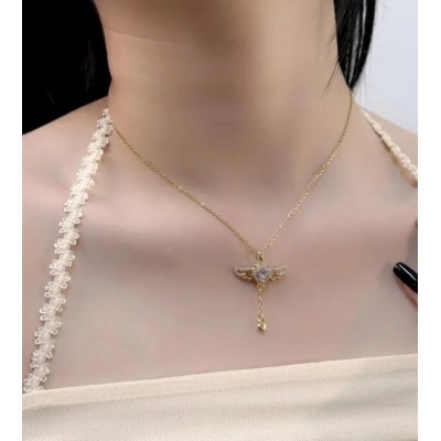 Kalp Detaylı Melek Kanadı Tasarım Beyaz Zirkon Taşlı Kararmaz Altın Kaplama Kolye