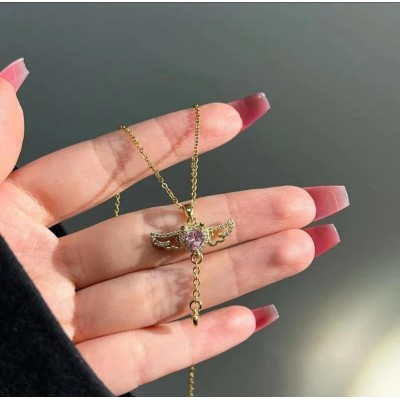 Kalp Detaylı Melek Kanadı Tasarım Pembe Zirkon Taşlı Kararmaz Altın Kaplama Kolye