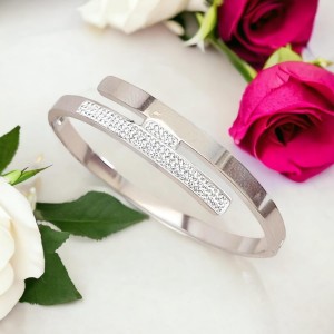 Şık Zirkon Taşlı Çelik Kelepçe Bileklik - Kararmaz Gümüş Kaplama Şık Zirkon Taşlı Çelik Kelepçe Bileklik - Kararmaz Gümüş Kaplama