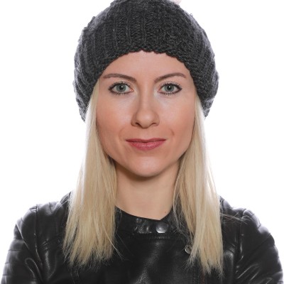 Ponponlu Tasarım Bayan Yün Gri Bere - Soğuk Havalara Şıklık Katın Ponponlu Tasarım Bayan Yün Gri Bere - Soğuk Havalara Şıklık Katın