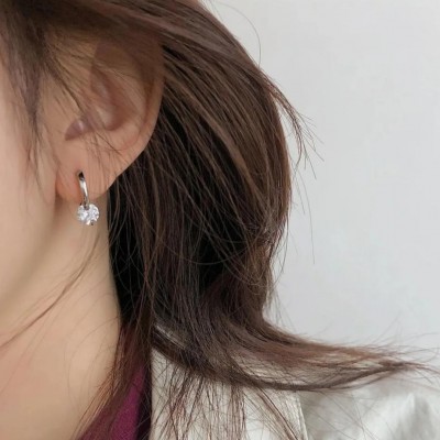 Tek Taş Halka Küpe | Şıklığı ve Zarafeti Bir Araya Getiren Küpe Modeli Tek Taş Halka Küpe | Şıklığı ve Zarafeti Bir Araya Getiren Küpe Modeli