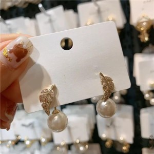 Zarif İnci Detaylı Yaprak Figürlü Çelik Küpe - Özel Tasarım Gümüş Renk Zarif İnci Detaylı Yaprak Figürlü Çelik Küpe - Özel Tasarım Gümüş Renk