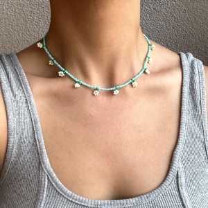 Renkli Papatyaya Boncuk El İşi Kolye - Doğal Güzelliği İle Öne Çıkan El Yapımı Bayan Kolye Renkli Papatyaya Boncuk El İşi Kolye - Doğal Güzelliği İle Öne Çıkan El Yapımı Bayan Kolye