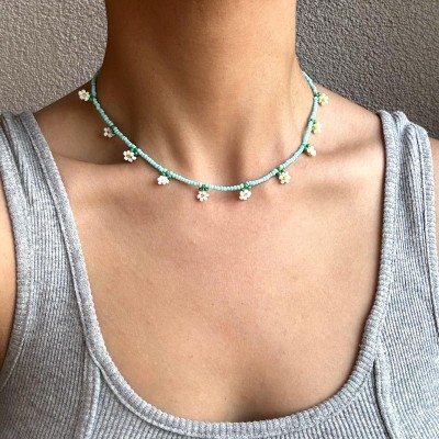 Renkli Papatyaya Boncuk El İşi Kolye - Doğal Güzelliği İle Öne Çıkan El Yapımı Bayan Kolye Renkli Papatyaya Boncuk El İşi Kolye - Doğal Güzelliği İle Öne Çıkan El Yapımı Bayan Kolye