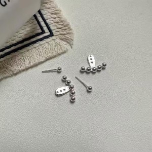 Zarif ve Şık Minimalist Gümüş Renk Antialerjik Çelik Top Küpe