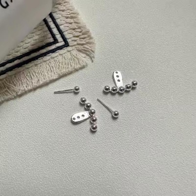 Zarif ve Şık Minimalist Gümüş Renk Antialerjik Çelik Top Küpe Zarif ve Şık Minimalist Gümüş Renk Antialerjik Çelik Top Küpe