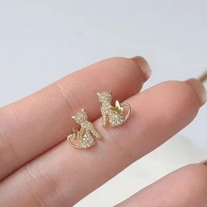 Altın Kaplama Kedi ve Kelebek Figürlü Zirkon Taşlı Çelik Kadın Küpe Altın Kaplama Kedi ve Kelebek Figürlü Zirkon Taşlı Çelik Kadın Küpe